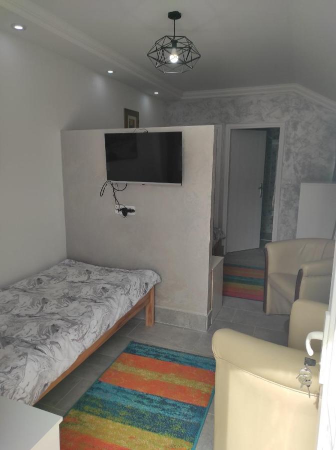 Vila Mila Riverside Apartments Semendire Dış mekan fotoğraf
